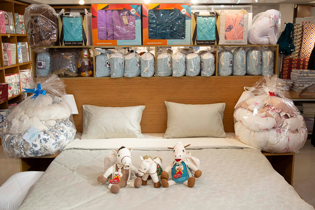 Şu ýylda Aşgabat dokma toplumynyň harytlarynyň satuwynda bedewiň şekilindäki oýunjak meşhurlykdan peýdalanýar